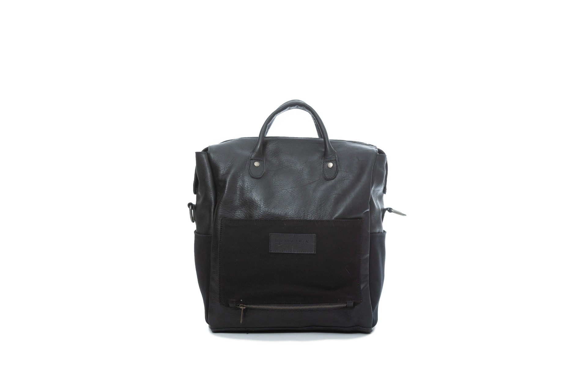 HAZEL medium leather travel bag by Mezquite Leather — handcrafted in Mexico with genuine leather, inspired by the hazel tree’s strength and wisdom.