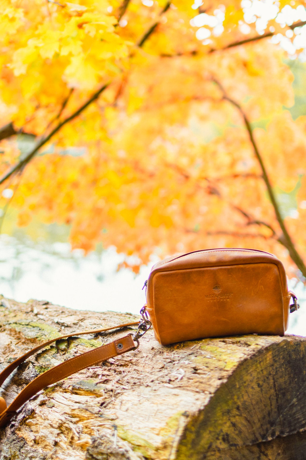 Handmade genuine leather crossbody bag by Mezquite Leather, inspired by the strength of the oak tree elegant, durable, and crafted with respect for nature.