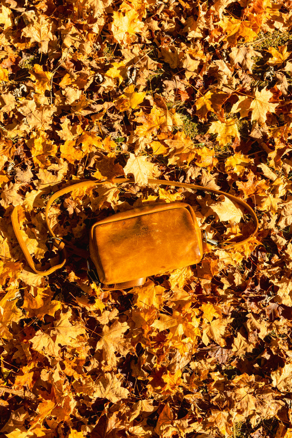 Handmade genuine leather crossbody bag by Mezquite Leather, inspired by the strength of the oak tree — elegant, durable, and crafted with respect for nature.